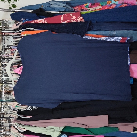 NWT Mixed Media Border Top in Navy Floral by Avenue. - Picture 9 of 9